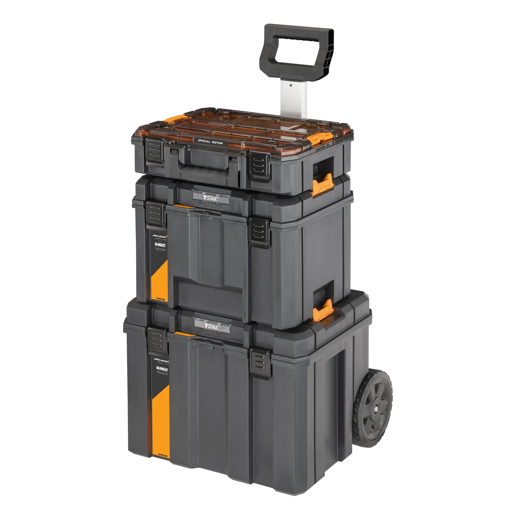 Gestapelte schwarze DEWALT Werkzeugkästen mit orange, Rädern und Griff zur einfachen Beförderung.