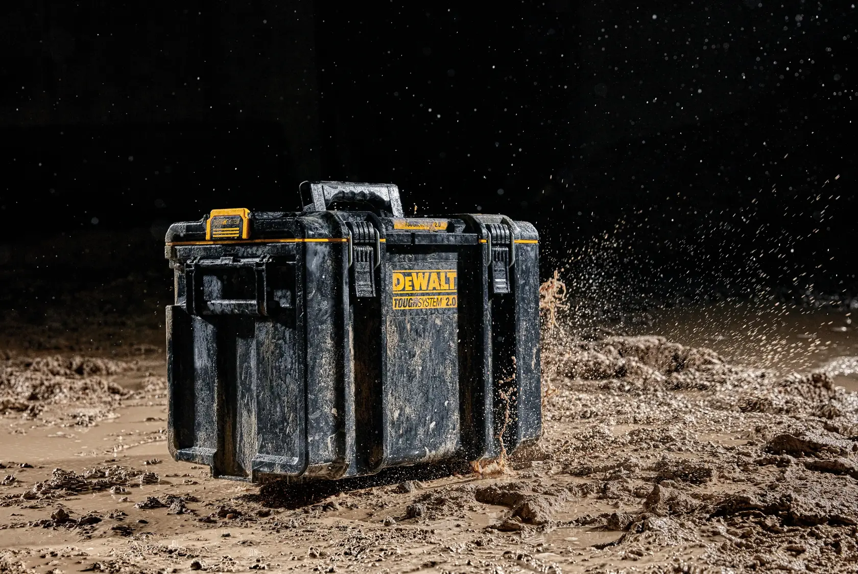 DEWALT ToughSystem 2.0 Werbegrafik mit dem Slogan 'Storage Built to Handle It' in großen, gelben Buchstaben auf einem dunklen, strukturierten Hintergrund.