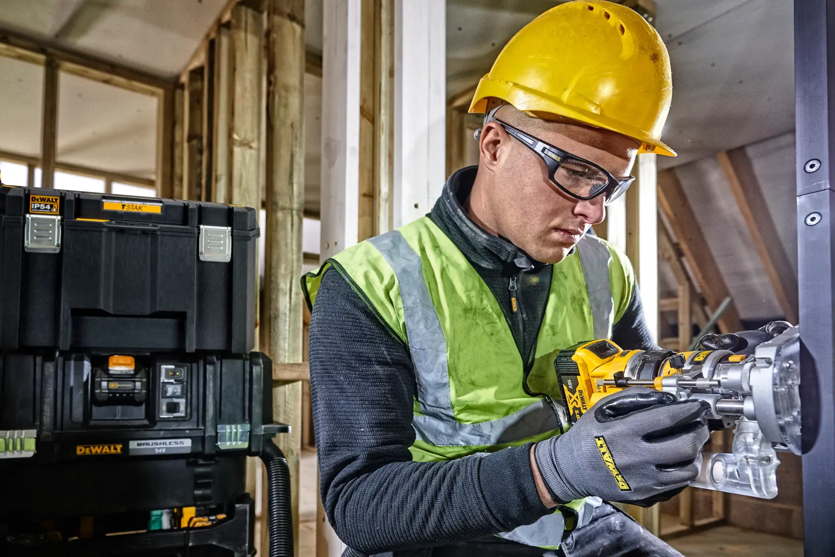 TSTAK® VI Tiefe Werkzeugbox mit herausnehmbarer Trage mit IP54 Schutz (44l Volumen)