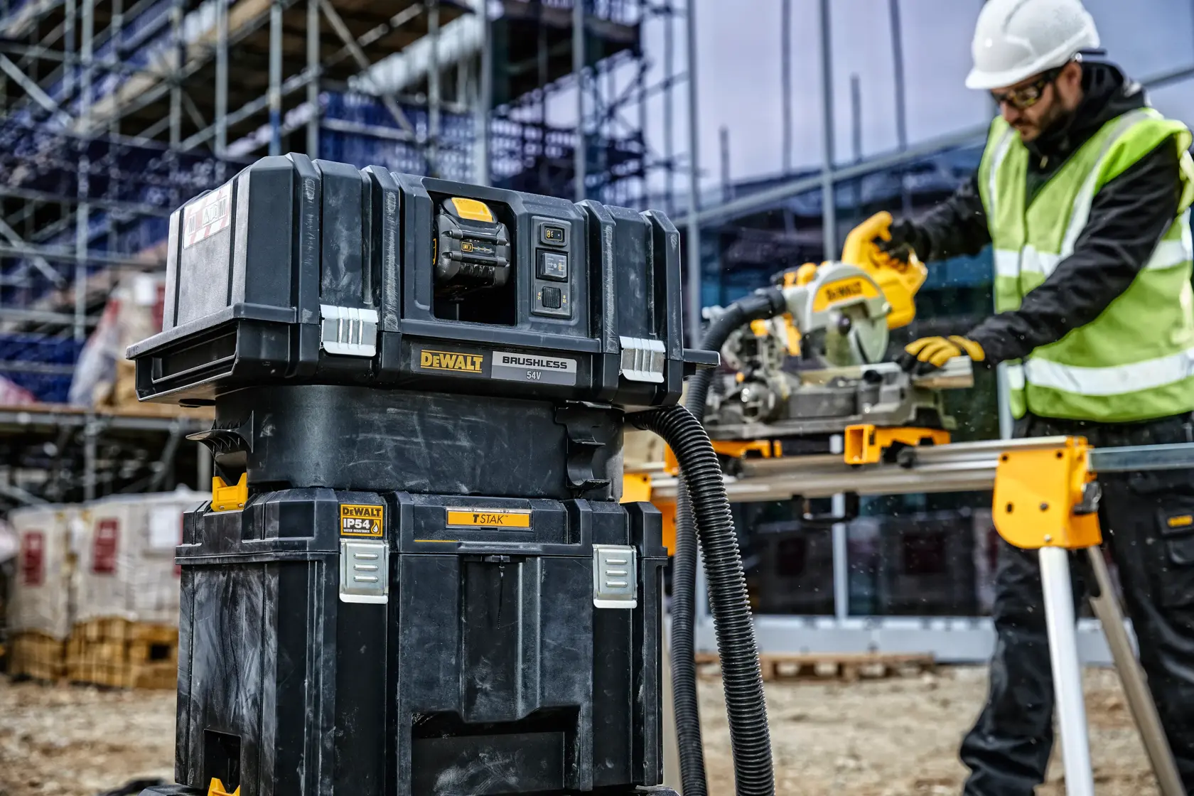 TSTAK® VI Tiefe Werkzeugbox mit herausnehmbarer Trage mit IP54 Schutz (44l Volumen)