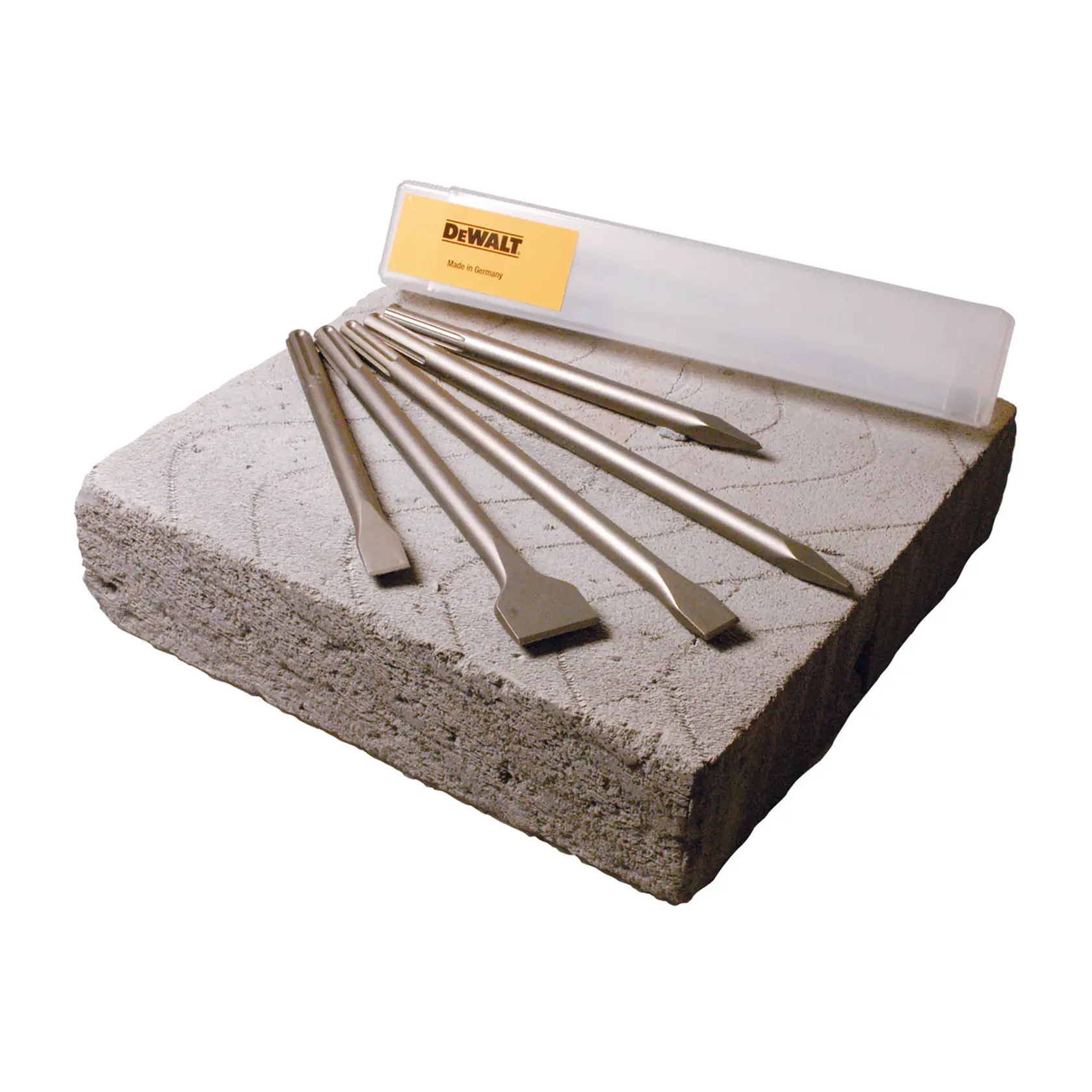 DEWALT SDS-Max Meißelset mit fünf Metallbits und Kunststoffbox auf Betonblock.